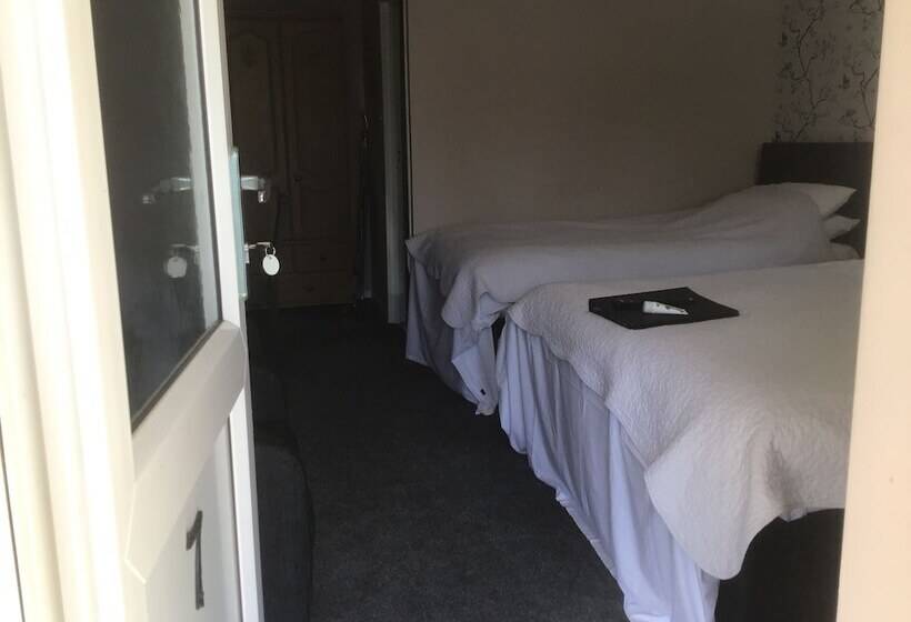 חדר משפחתי, The New Inn Motel