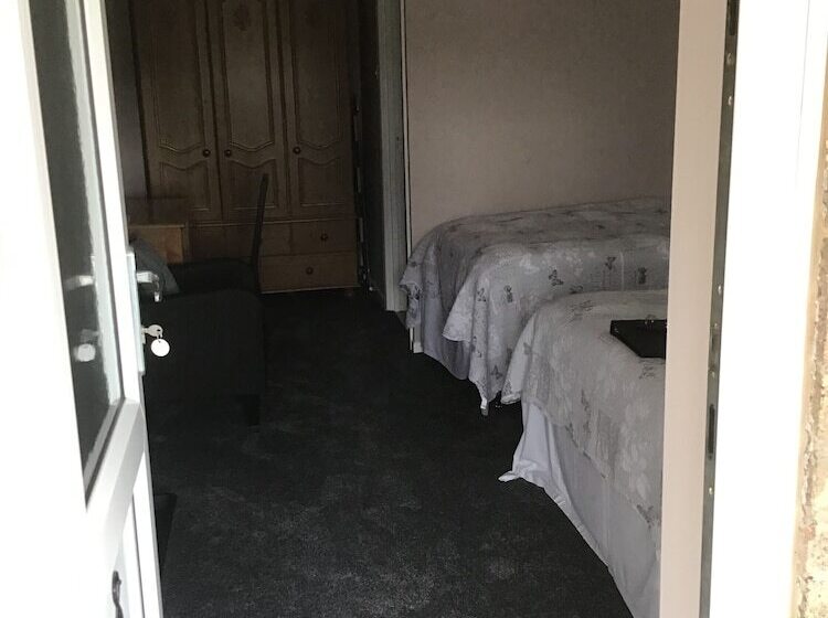 חדר משפחתי, The New Inn Motel