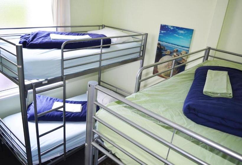Кровать в Многоместном Номере с Общей Ванной, Braemar House B&b And Yha Hostel