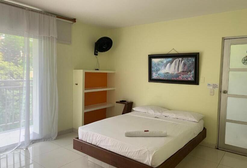 Трехместный Номер Стандарт с Балконом, Bellavista Premium Hotel Villeta