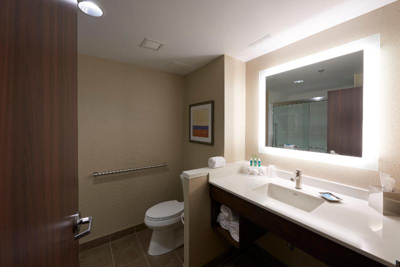 キングサイズベッドのスイートルーム, Holiday Inn Express & Suites St. John S Airport, An Ihg