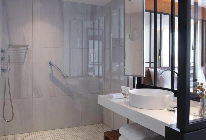 اتاق استاندارد با چشم‌انداز, Renaissance Paris Republique Hotel & Spa