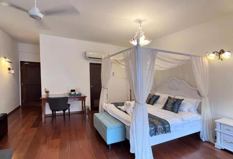 Suite avec Balcon, 19th Century Boutique