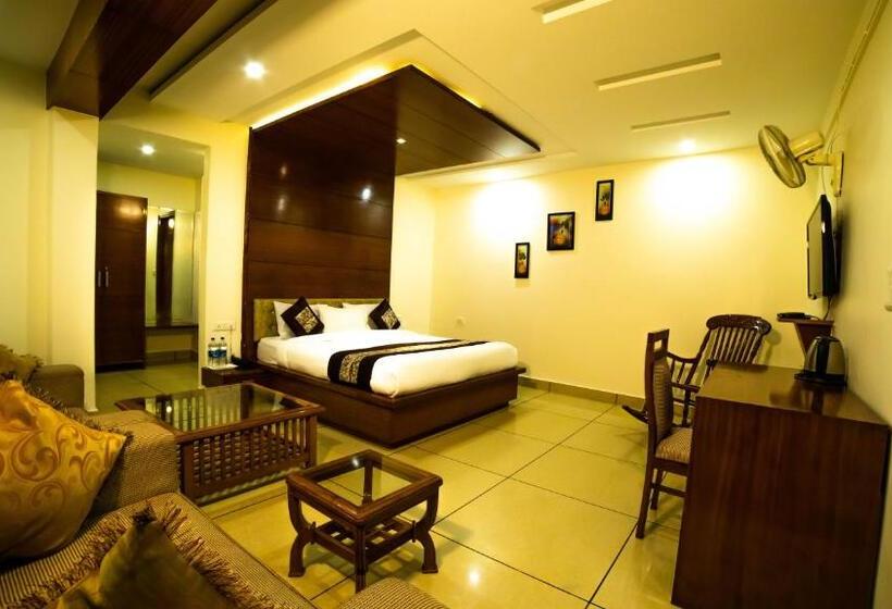 디럭스 룸 킹사이즈 침대, Vaayu Resorts And Spa