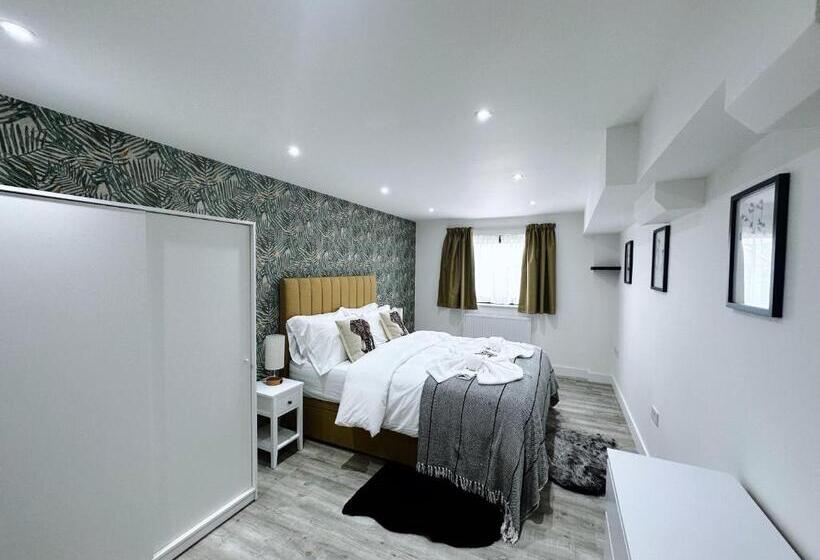 דירת חדר נוף לים, The Atlantis   Tower Apartments