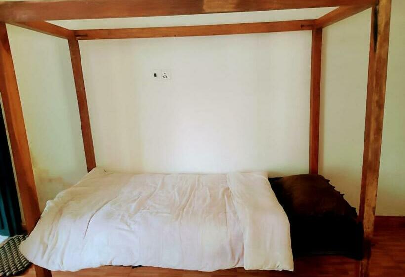 اتاق استاندارد سه نفره, Tharu Lodge