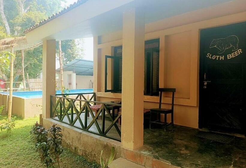 اتاق استاندارد سه نفره, Tharu Lodge