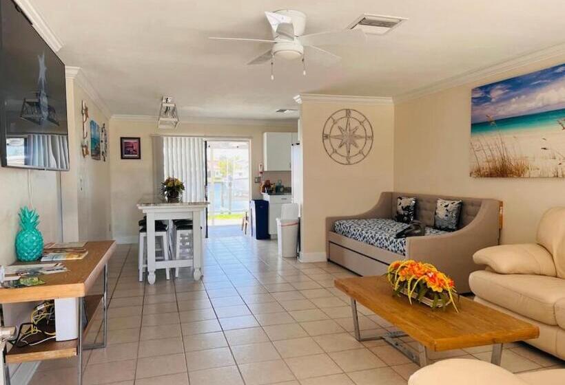 ファミリールーム, Cheerful Home With Two Bedrooms
