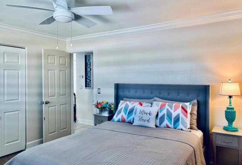 ファミリールーム, Cheerful Home With Two Bedrooms