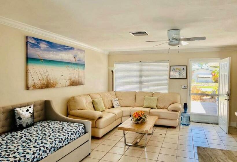 ファミリールーム, Cheerful Home With Two Bedrooms