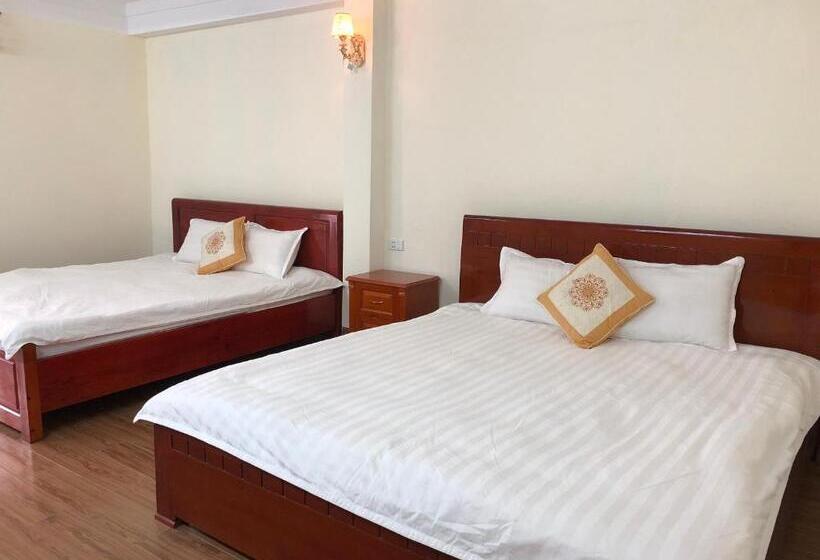 اتاق خانوادگی با چشم‌انداز کوه, Sapa Sunrise Guest House