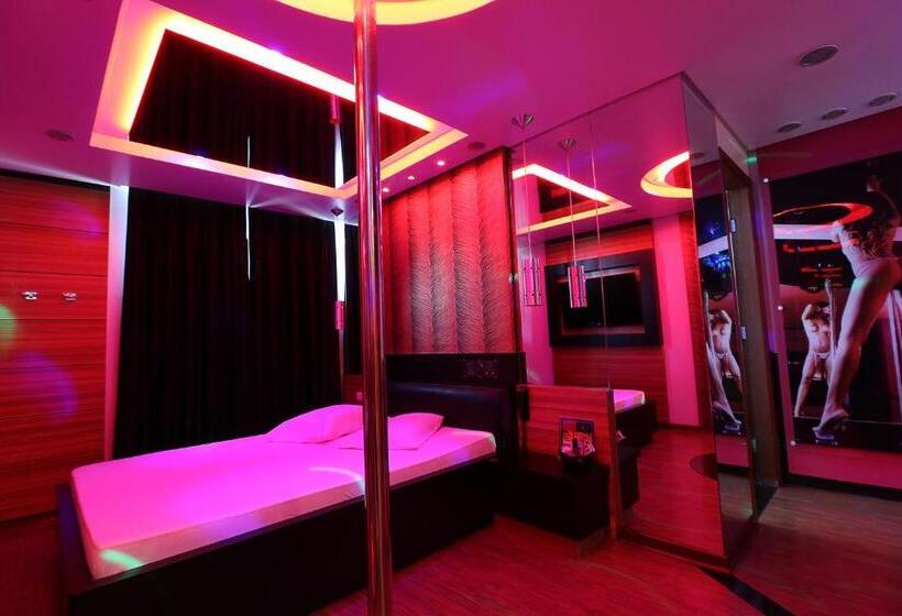자쿠지 스위트, Liberty Motel