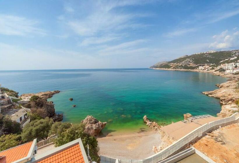 اتاق لوکس با بالکن و چشم‌انداز دریا, Villa Blue Bay