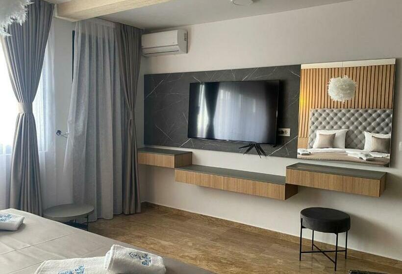 اتاق لوکس با بالکن و چشم‌انداز دریا, Villa Blue Bay