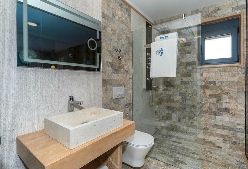 اتاق لوکس با بالکن و چشم‌انداز دریا, Villa Blue Bay