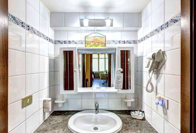 اتاق خانوادگی, Hostel Agata
