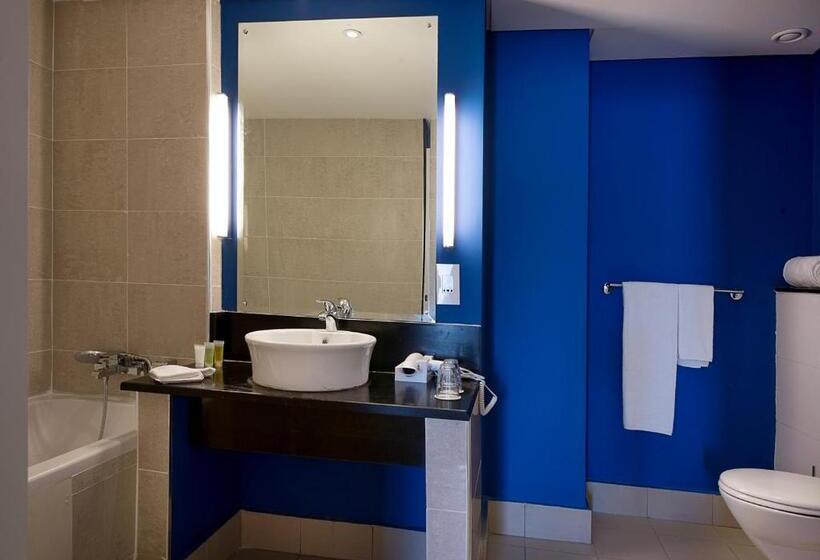 اتاق استاندارد با چشم‌انداز استخر, Park Inn By Radisson Abeokuta