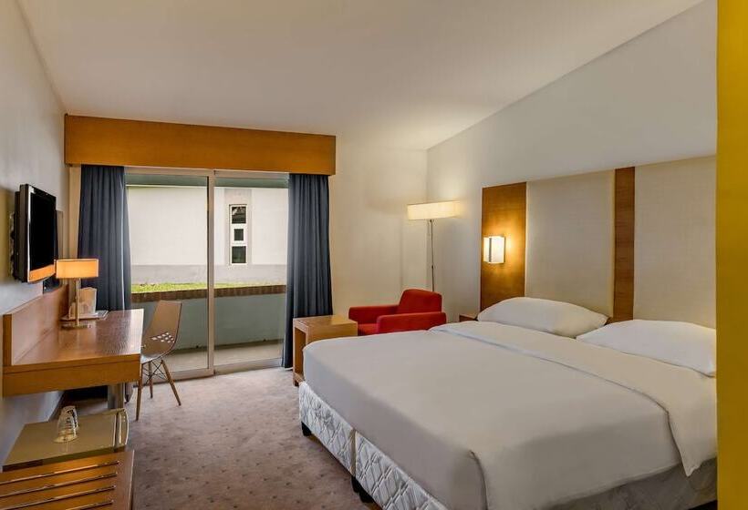 اتاق استاندارد با چشم‌انداز استخر, Park Inn By Radisson Abeokuta