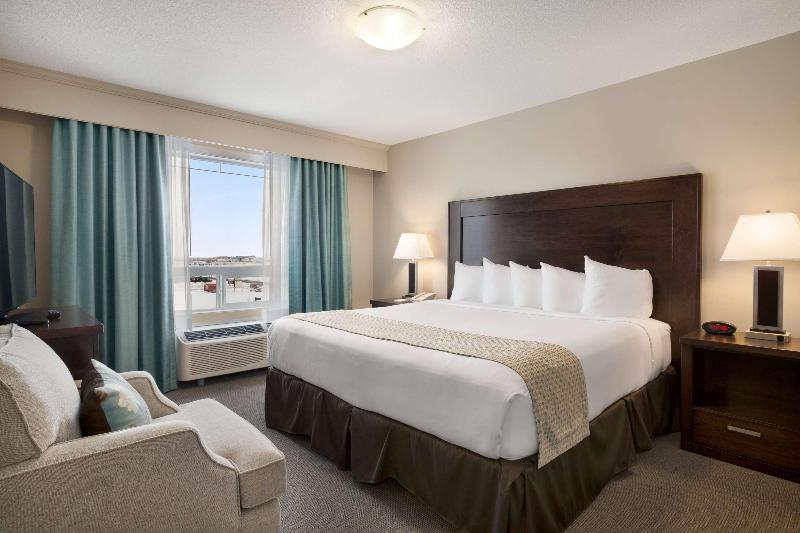 스위트 킹사이즈 침대, Ramada By Wyndham Emerald Park/regina East