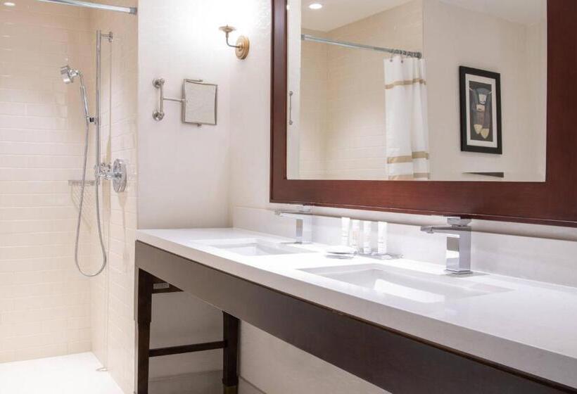 キングサイズベッドのスタンダードルーム, Marriott Syracuse Downtown