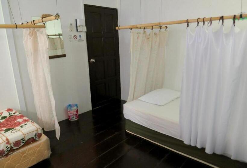 Кровать в Общей Комнате, Pangkor Guesthouse Spk