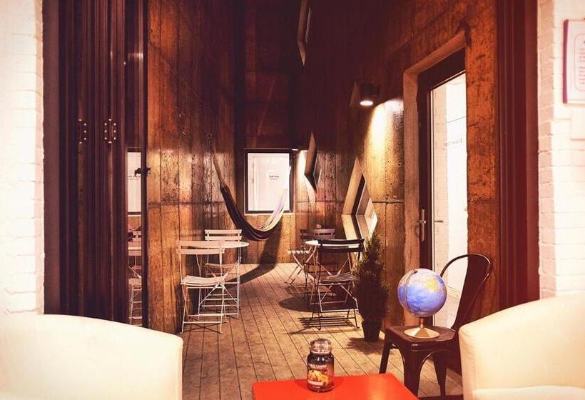 Кровать в Общей Комнате, Mir Guesthouse