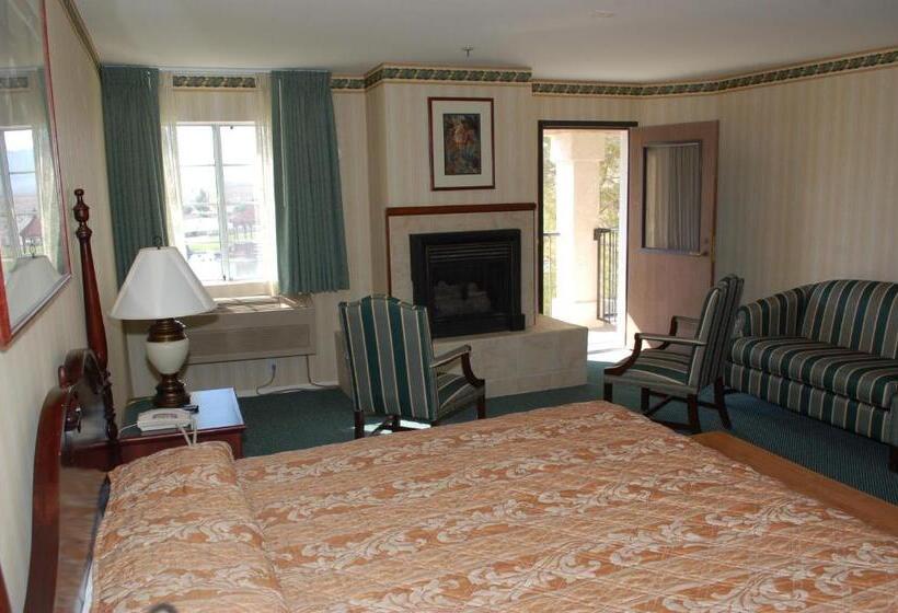 Suite with lake view, Longstreet Inn & Casino
