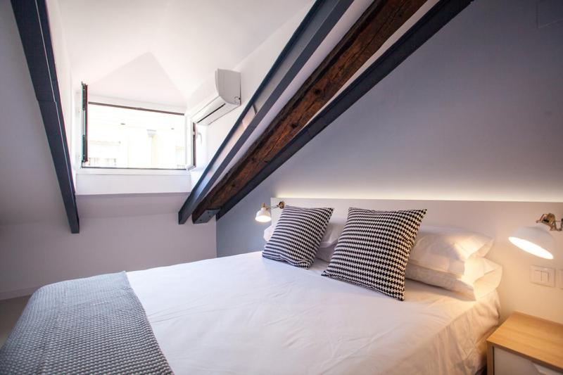 اتاق خانوادگی, Apartment In Malasaña