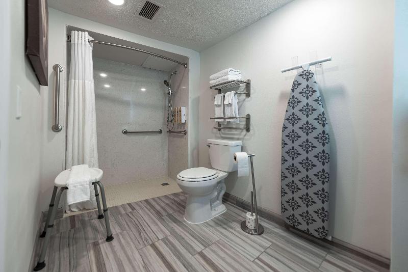 חדר סטנדרט מותאם לאדם עם מוגבלויות, Holiday Inn Express And Suites Bryant   Benton Area, An Ihg