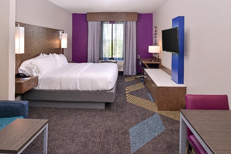 מיטת קינג בסוויטה, Holiday Inn Express And Suites Bryant   Benton Area, An Ihg