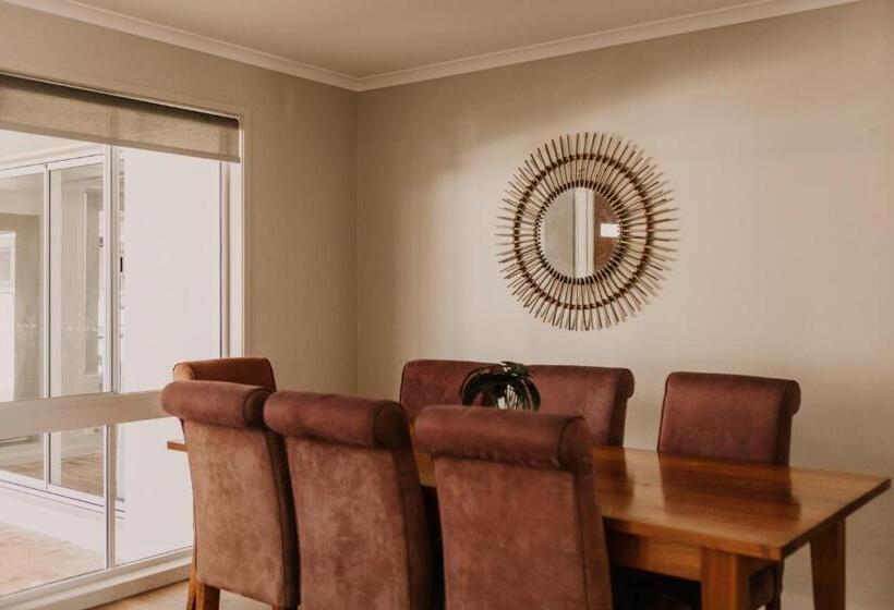 Дом 3 Спальни, Saltwater Villas  Pet Friendly Accommodation