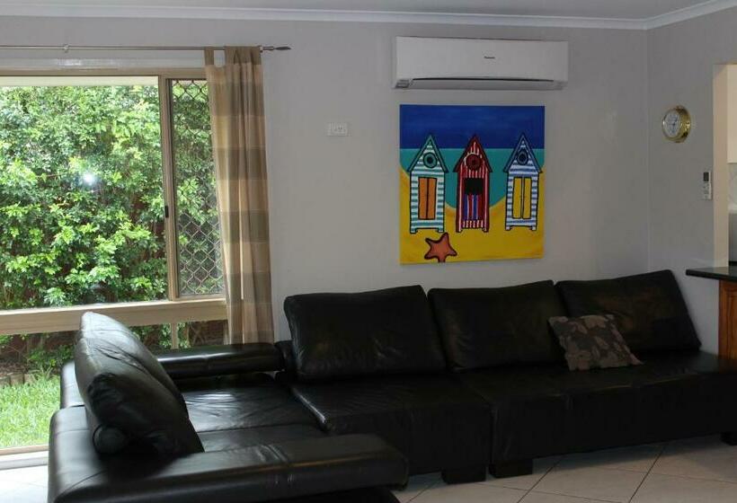 Дом 3 Спальни, Saltwater Villas  Pet Friendly Accommodation