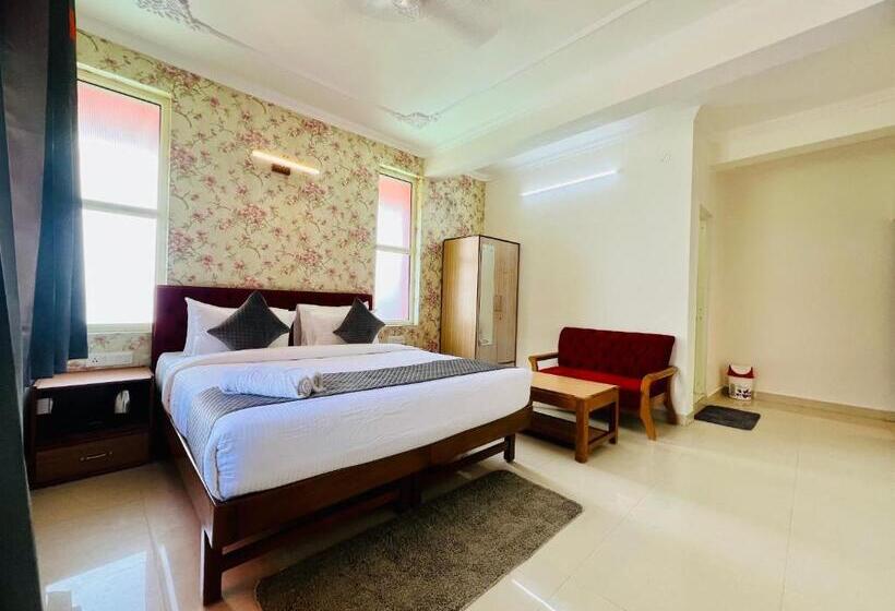 キングサイズベッドのスタンダードルーム, Live Free Hostel, Mcleodganj