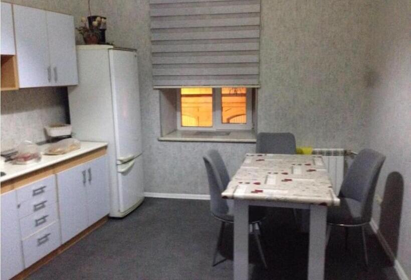 חדר סטנדרטי לארבעה עם חדר אמבטיה משותף, Shah Hostel