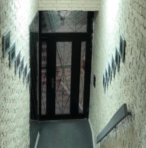 חדר משפחתי, Shah Hostel