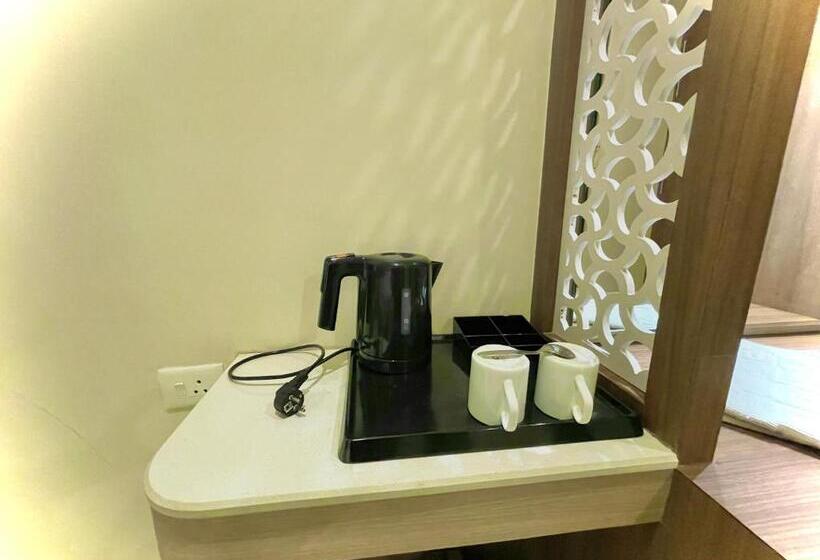 Номер Deluxe с Балконом, Kuber Palace ! Puri Near Sea Beach And Temple Fully Air Conditioned Hotel With Lift And Parking Faci