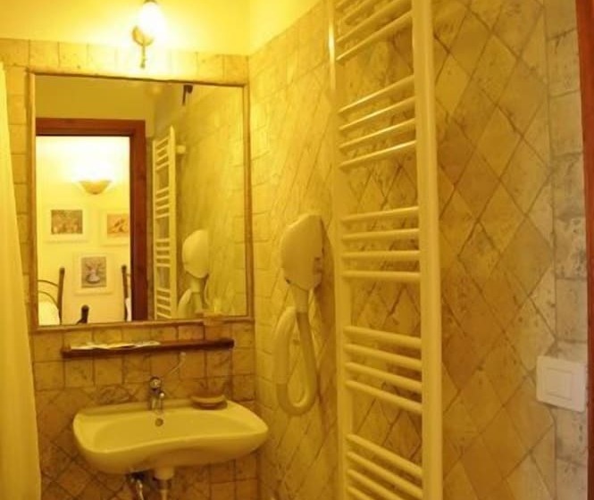 غرفة قياسية ثلاثية, La Casa Di Babbai