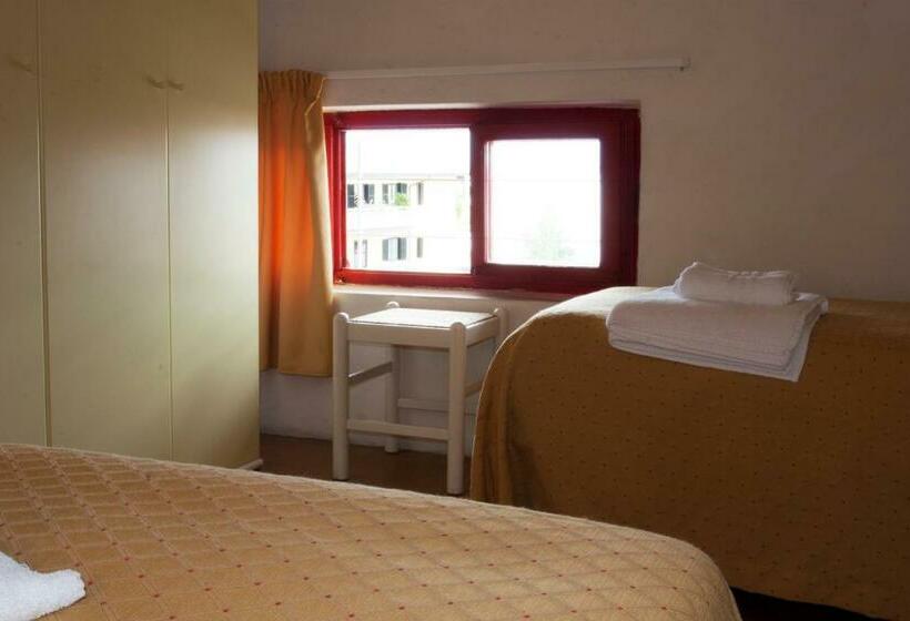 Habitaci�n Est�ndar Abuhardillada, Residence Poggio Al Lago