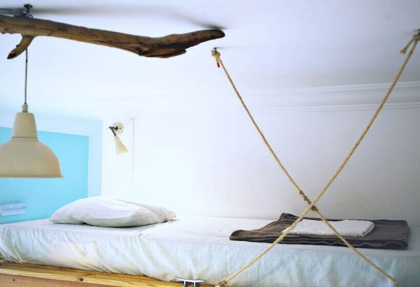 מיטה בחדר משותף, Hitide Hostel