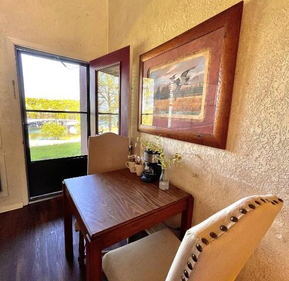 패밀리 룸, Mountain Harbor Queen Guest Room On Lake Ouachita By Redawning