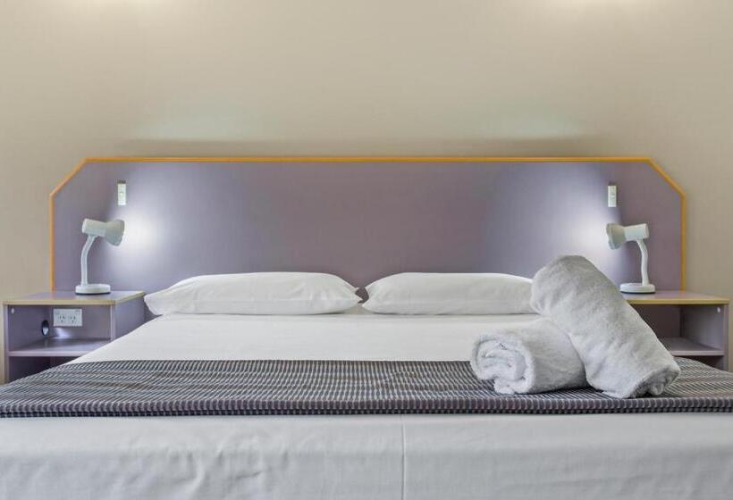 스탠다드 스튜디오, Capricorn Motel & Conference Centre