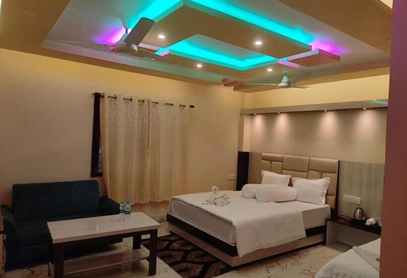 Трехместный Номер Стандарт Вид на Бассейн, Sweet Dream Beach Resort !! 50 Mts From Beach ! Peaceful Room With Garden View Free Parking !!