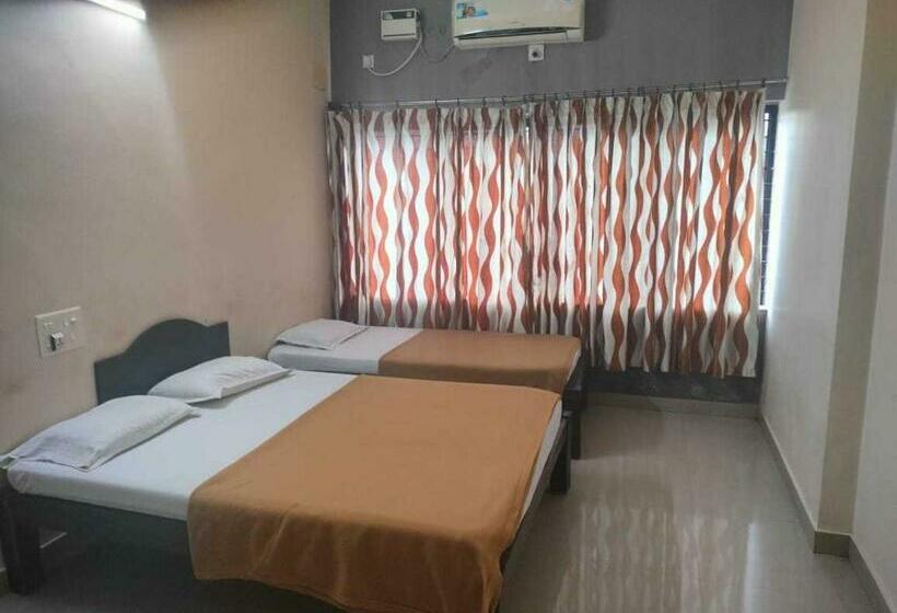 三人经典房间, Oyo Viraj The Village Bar And Restaurant Boarding & Lodging