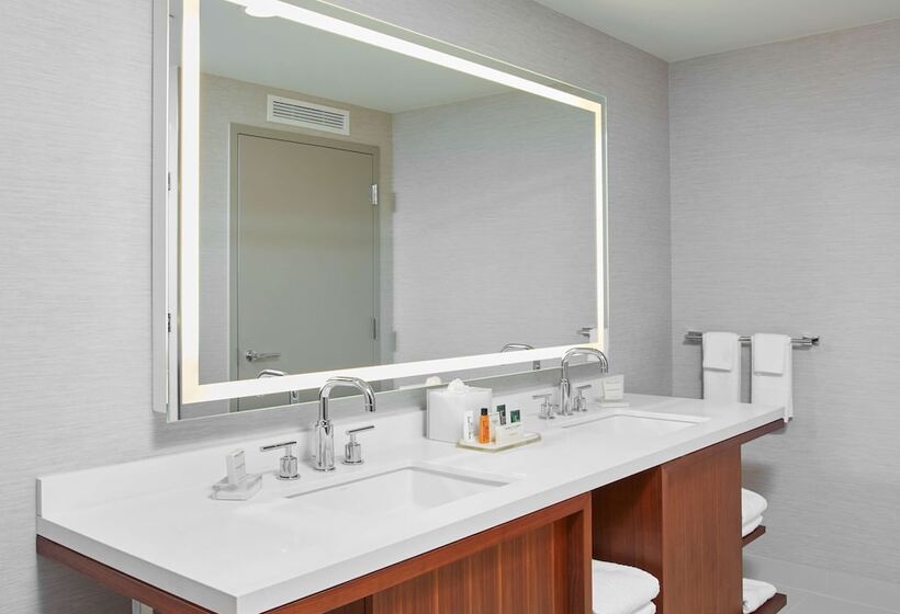 سوئیت پریمیوم با چشم‌انداز استخر, Hilton West Palm Beach