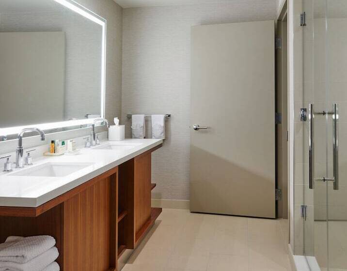 سوئیت پریمیوم با چشم‌انداز استخر, Hilton West Palm Beach