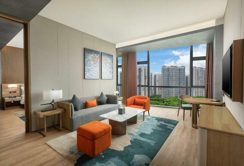 带双人大床的行政管理套房, Wyndham Garden Shenzhen Longhua