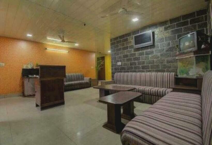 Трехместный Номер Классика, Oyo Hotel Shan