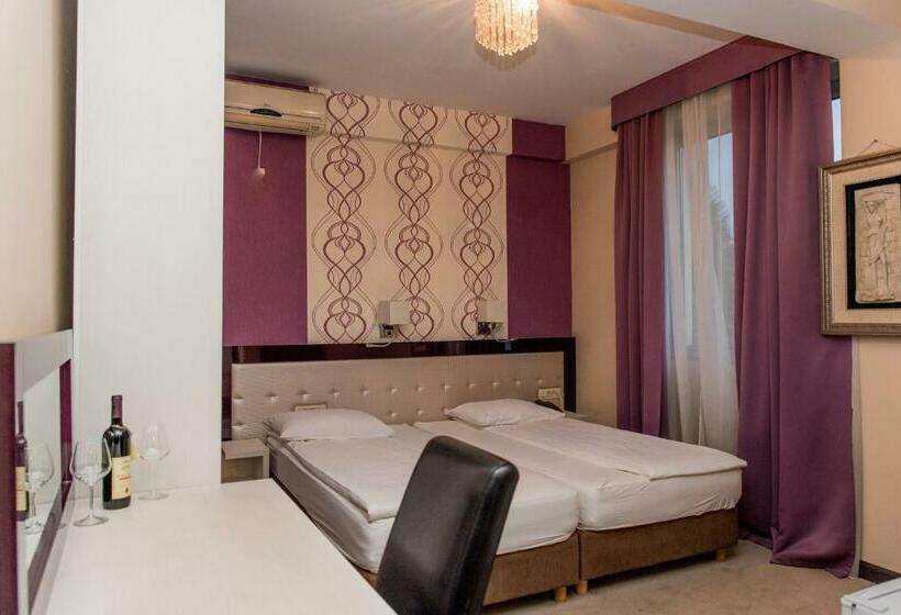 اتاق اکونومی, Crnogorska Kuća