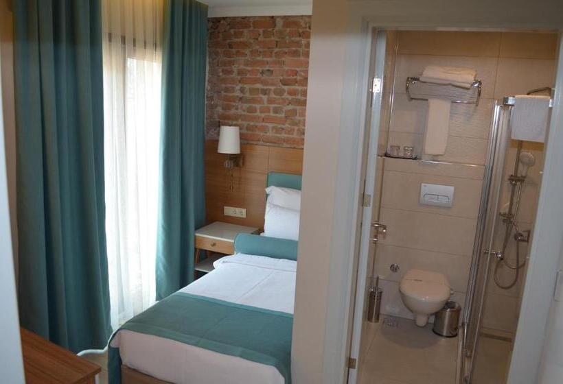 اتاق خانوادگی با چشم‌انداز جانبی دریا, Sardinia Otel