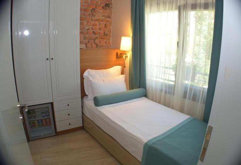 اتاق خانوادگی با چشم‌انداز باغ, Sardinia Otel